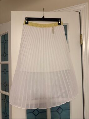 Kohl's White Pleated Skirt with Gold Elastic Waistband